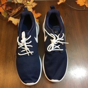 NEW Nike Roshe Run Running Dark Blue Shoe 4 NWT NEW Nike Roshe Run Running Dark Blue Shoe 4 NWT